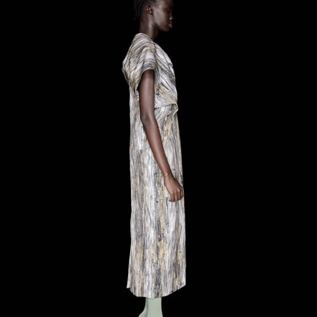 DK30-01-O03／Abstract Print & Embroidery Flow Line Dress／1COLOR
