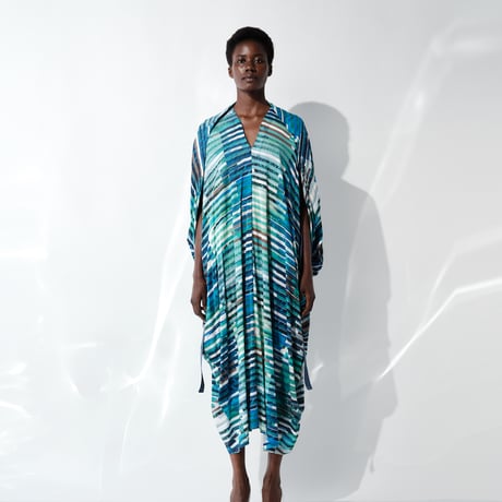 DK29-CS01-O09／”Hybrid Motion” Print ／60C/Mo Smooth V-Neck Dress／2COLORS