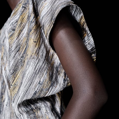 DK30-01-O03／Abstract Print & Embroidery Flow Line Dress／1COLOR