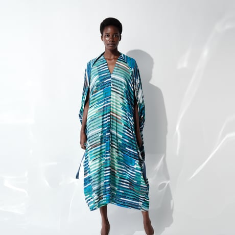 DK29-CS01-O09／”Hybrid Motion” Print ／60C/Mo Smooth V-Neck Dress／2COLORS