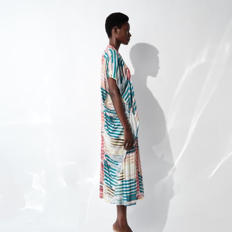 DK29-CS01-O02／”Hybrid Motion” Print ／60C/Mo Smooth Tucked Detail Dress／2COLORS