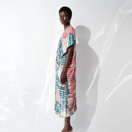DK29-CS01-O02／”Hybrid Motion” Print ／60C/Mo Smooth Tucked Detail Dress／2COLORS