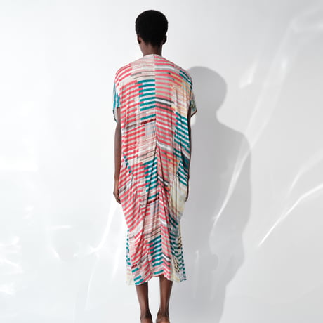 DK29-CS01-O02／”Hybrid Motion” Print ／60C/Mo Smooth Tucked Detail Dress／2COLORS