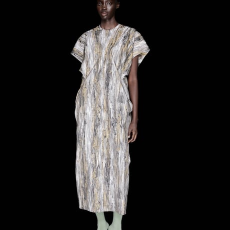 DK30-01-O03／Abstract Print & Embroidery Flow Line Dress／1COLOR