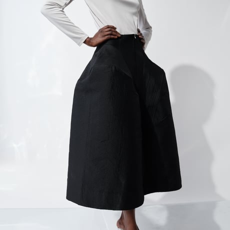 DK29-CS02-T03／Triacetate Cool Ponte Shoulder-Padded Top／2COLORS
