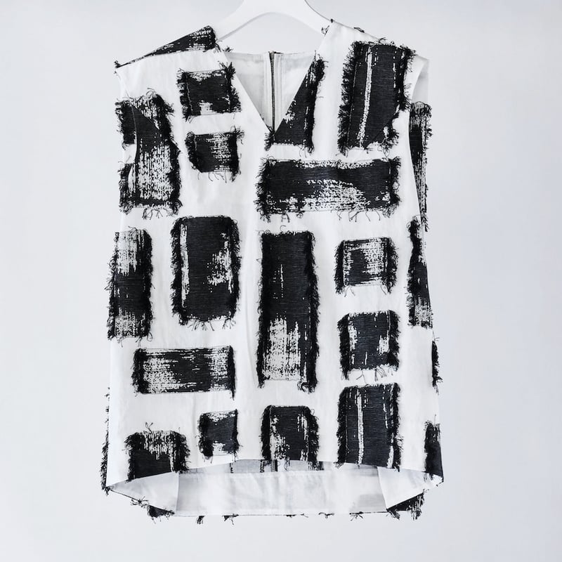 DK29-05-T02／Fringe Cut Jacquard Sleeveless V-Ne