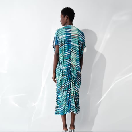 DK29-CS01-O02／”Hybrid Motion” Print ／60C/Mo Smooth Tucked Detail Dress／2COLORS