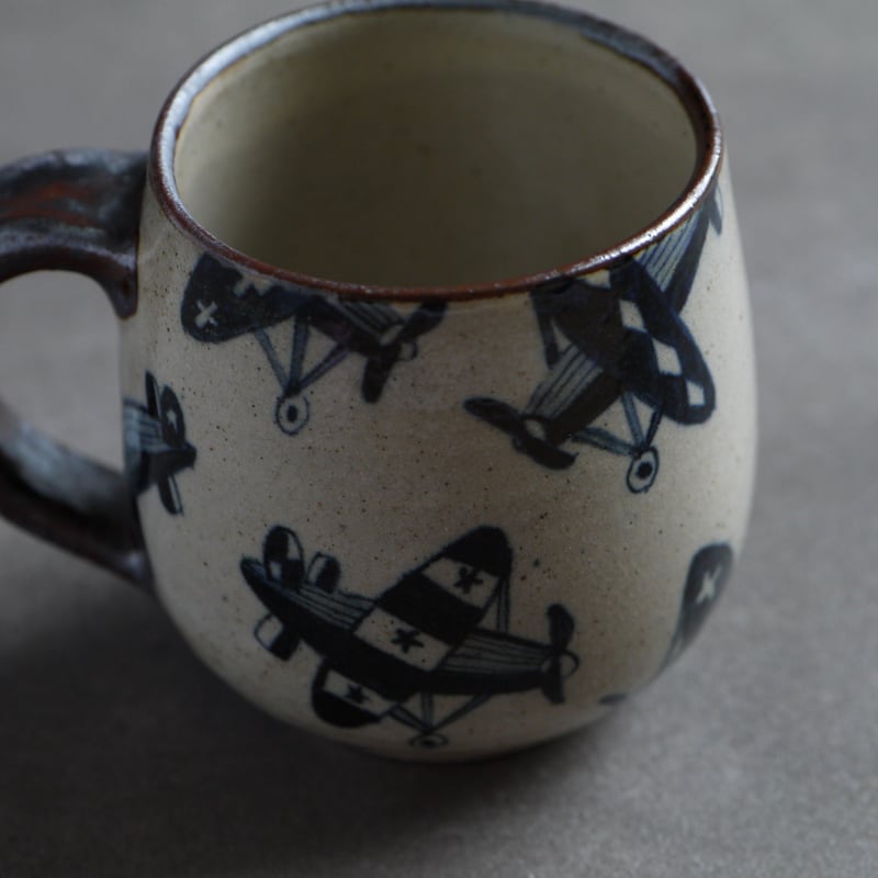 染付 マグ (丸型) 太陽と飛行機 / ヒヅミ峠舎 | cafe design shop n