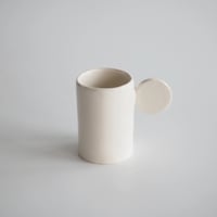 FLAT MUG 1 / AYA COURVOISIER