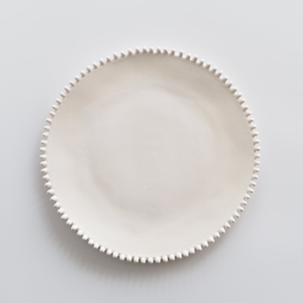 AYA COURVOISIER クヴァジエ彩 ÉTUDE A プレート New in ] 世田谷区の古い和室をアトリエに制作を行う陶芸作家、AYA