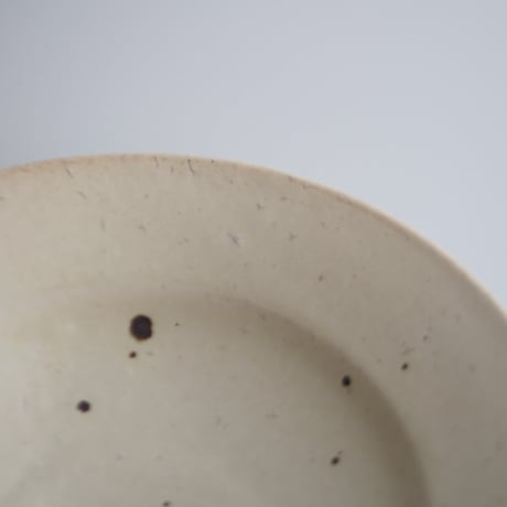 粉引 ルチル釉 リム皿 (リム広) 7.5寸 / 下村 淳