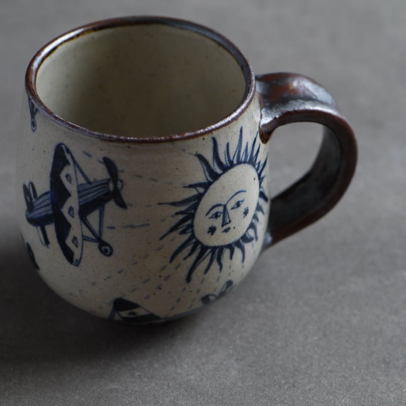 染付 マグ (丸型) 太陽と飛行機 / ヒヅミ峠舎 | cafe design shop n