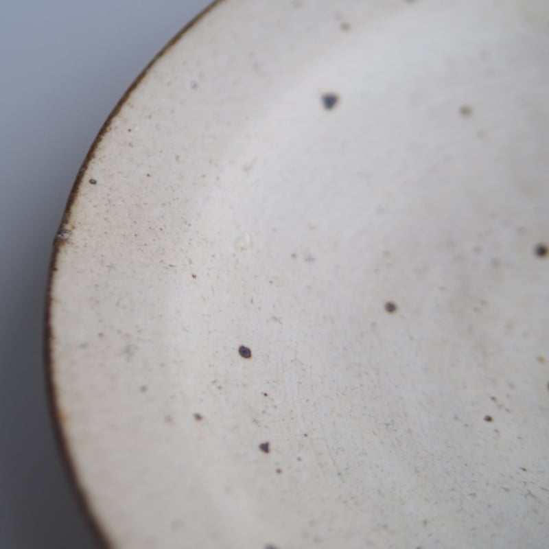 粉引 ルチル釉 リム皿 6寸 / 下村 淳 | cafe design shop ninaite