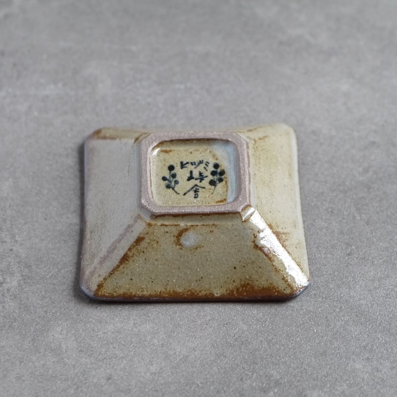 染付 四角豆皿 羊 / ヒヅミ峠舎 | cafe design shop ninaite 染付 四角豆皿 羊 / ヒヅミ峠舎 | cafe design shop ninaite