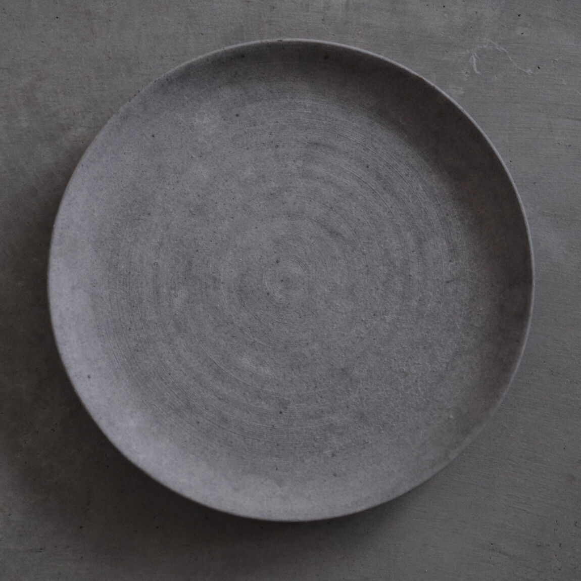 黒土平皿 / 大森 健司 | cafe design shop ninaite
