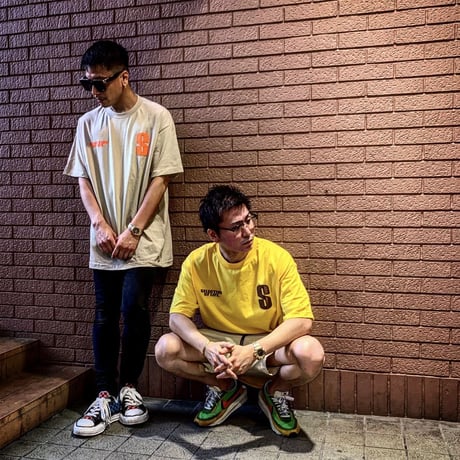 Selection of life. S LOGO Emblem Tee Beige×Orange