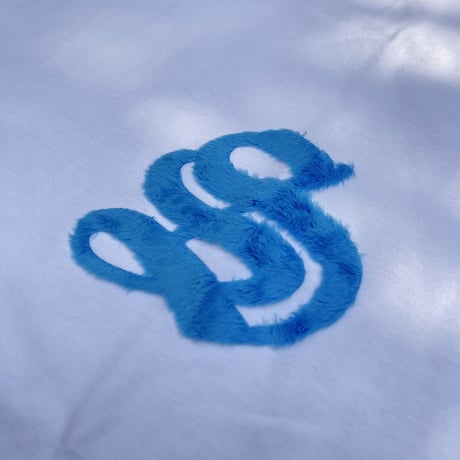 Selection of life. Kelocky OLD ENGLISH S LOGO Tee WHITE×BLUE