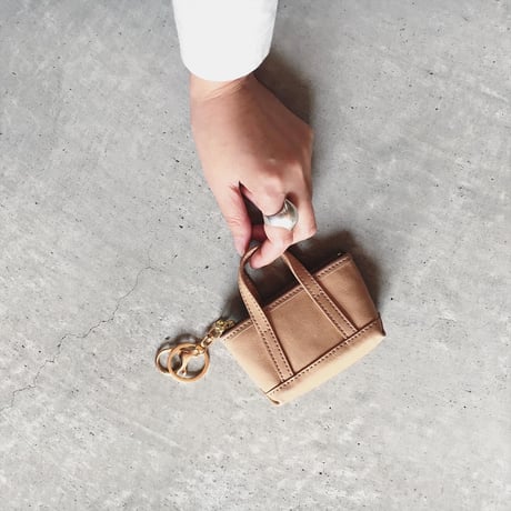 BUCKLE TOTE KEY HOLDER