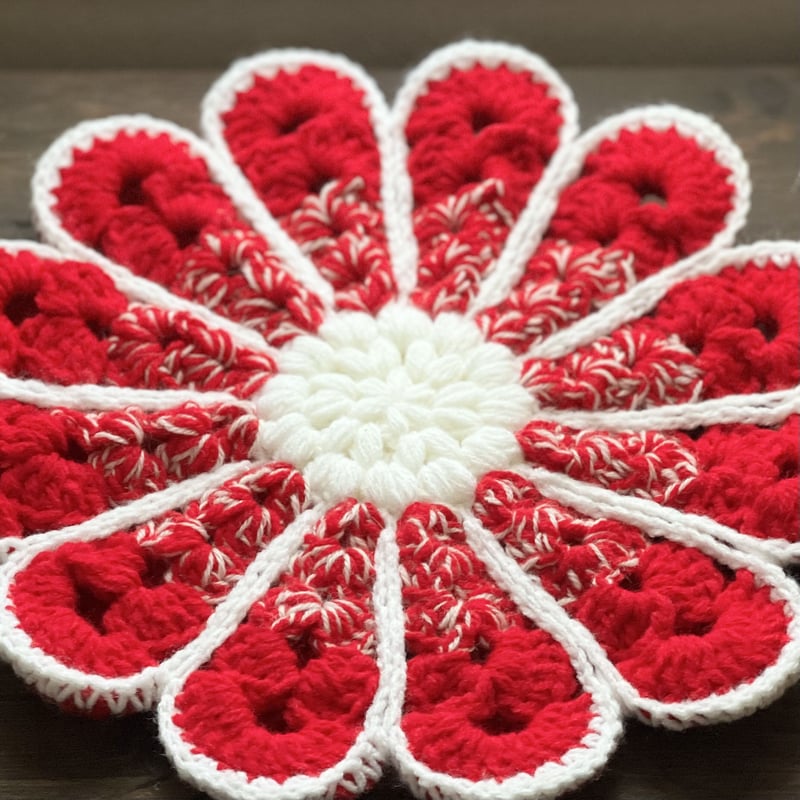 昭和レトロ＊花刺繍×ぽこぽこ編み　赤ピンクニット　ハイネック　Mサイズ お花のにゃんずラグ【りんご】🍎 お昼寝ラグマット | はちもも雑貨店