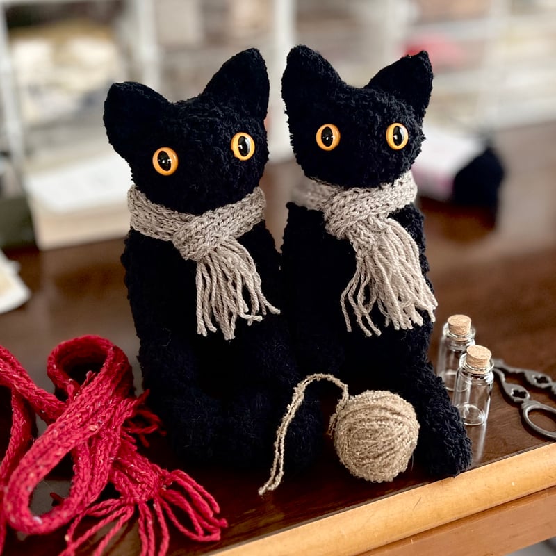 編みにゃんず＊黒猫の鈴くん（向かって右）＊ No.210 | はちもも雑貨店