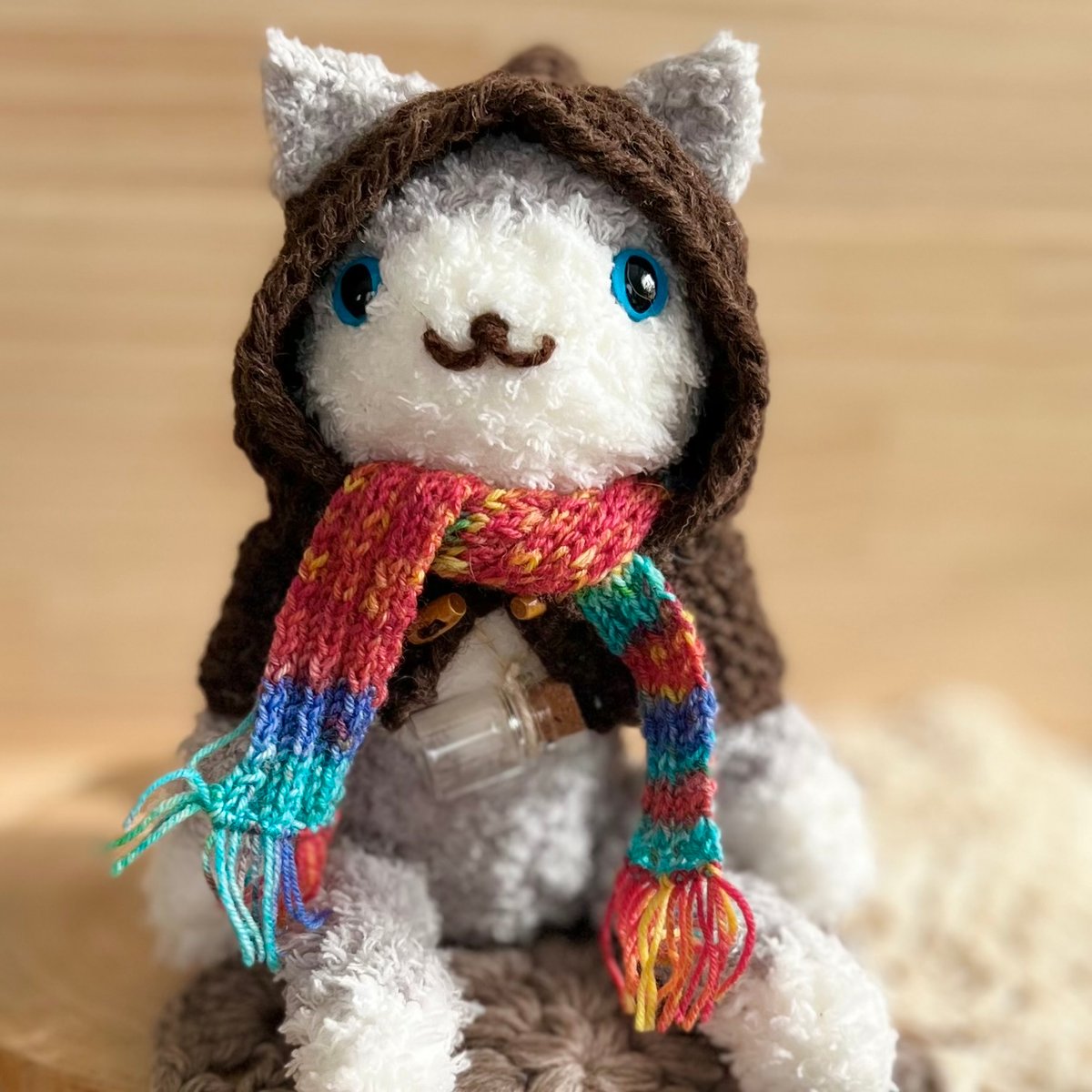 編みにゃんず☆キジ白はちわれ猫のウッスくん🌱ねこずきん付☆ No.173