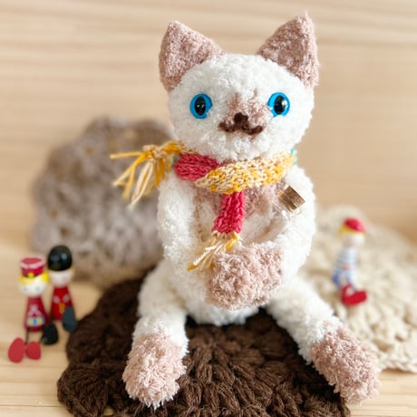 ベージュシャム猫の編みぐるみ キジトラ白の猫ちゃんのあみぐるみです