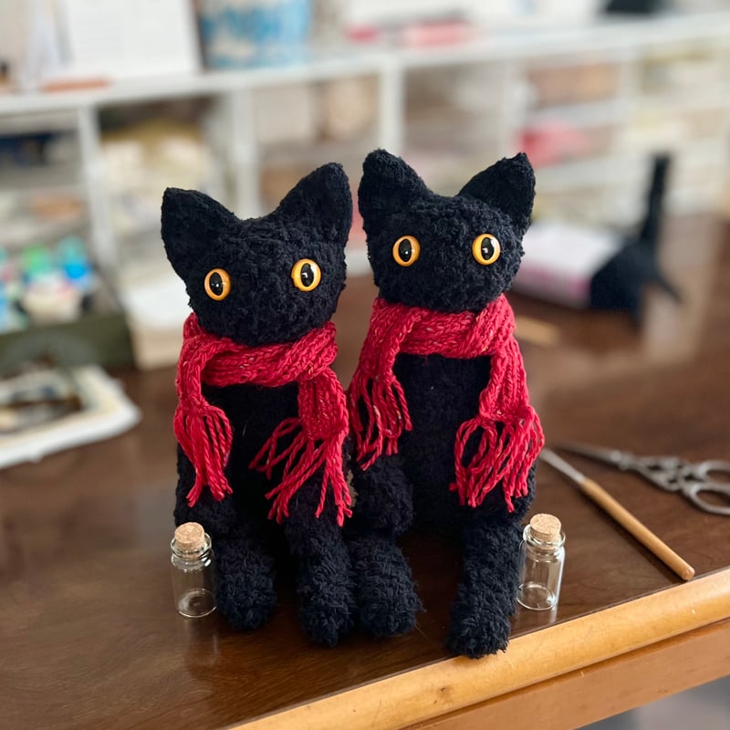 編みにゃんず＊黒猫の鈴くん（向かって右）＊ No.210 | はちもも雑貨店