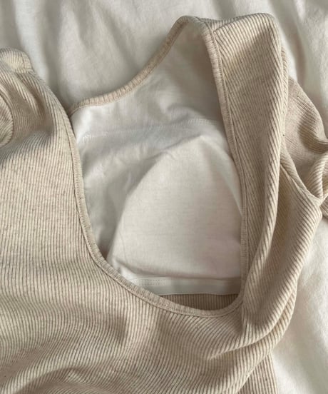 バックオープンカップインTシャツ