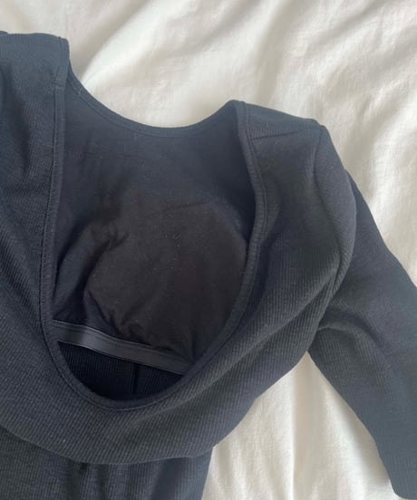 バックオープンカップインTシャツ