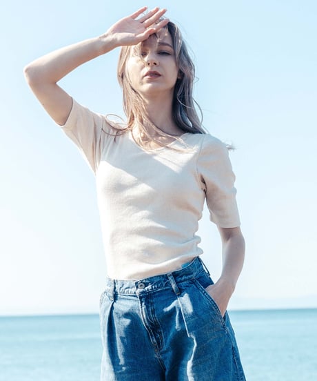 バックオープンカップインTシャツ