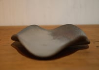 なみ皿(炭化)　菊地亨