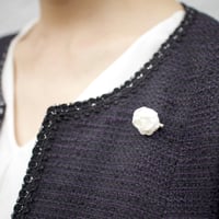 しけ絹の小さなブローチ