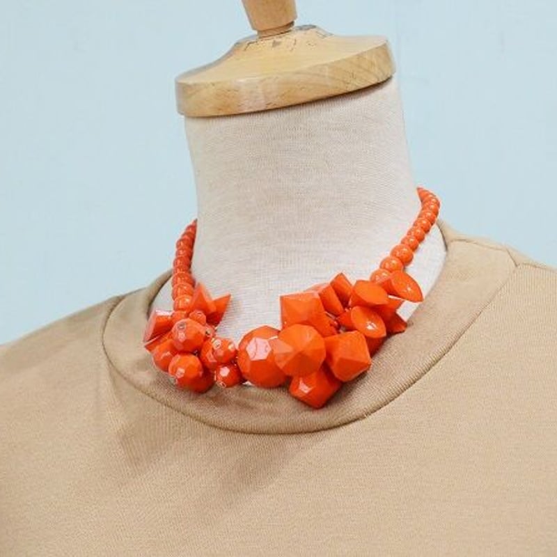 鮮やかなオレンジ色のネックレス（NEW) | Mirriam