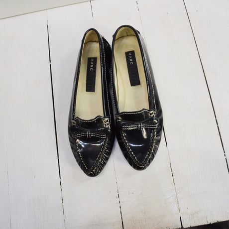 ステッチがアクセントのローファー（NEW by MARC JACOBS)