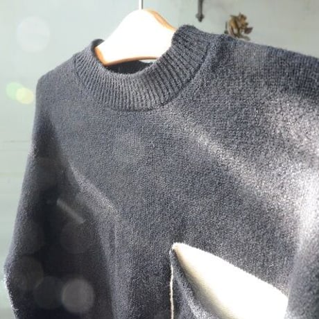 BIG pocketのNEWな黒色ニット（NEW)