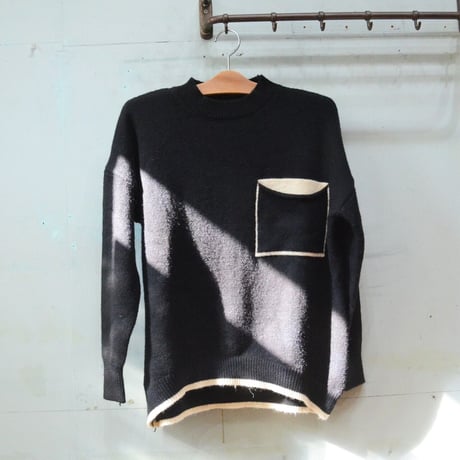 BIG pocketのNEWな黒色ニット（NEW)