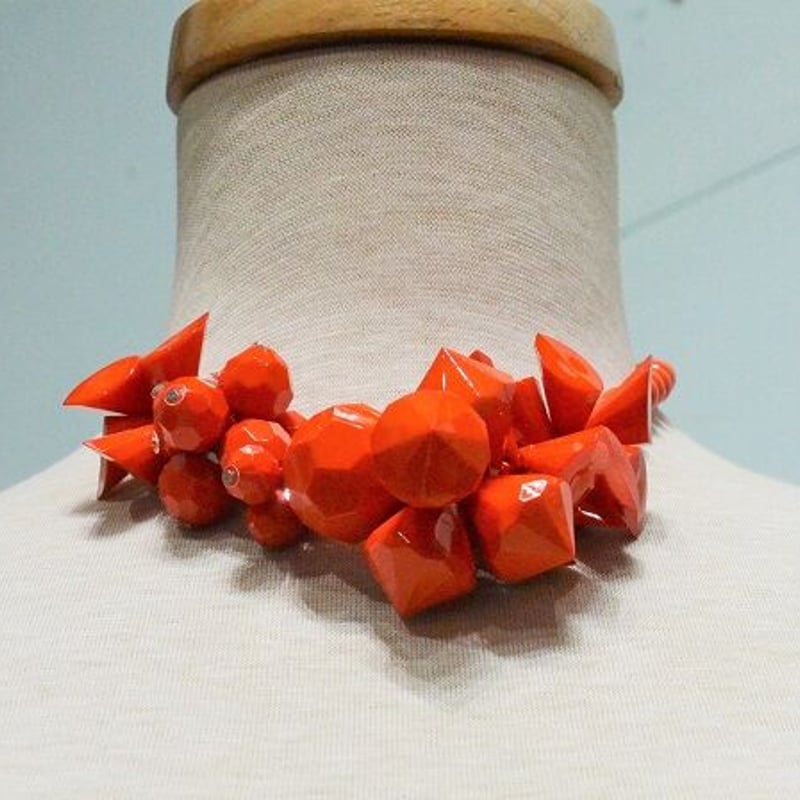 鮮やかなオレンジ色のネックレス（NEW) | Mirriam