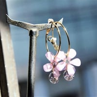 キラキラ光るバイオレットフラワーのピアス(NEW)