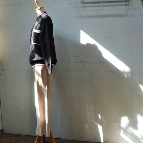 BIG pocketのNEWな黒色ニット（NEW)