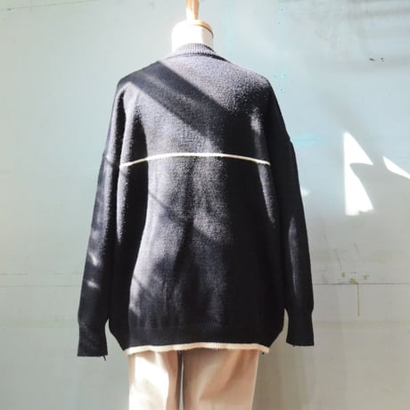 BIG pocketのNEWな黒色ニット（NEW)