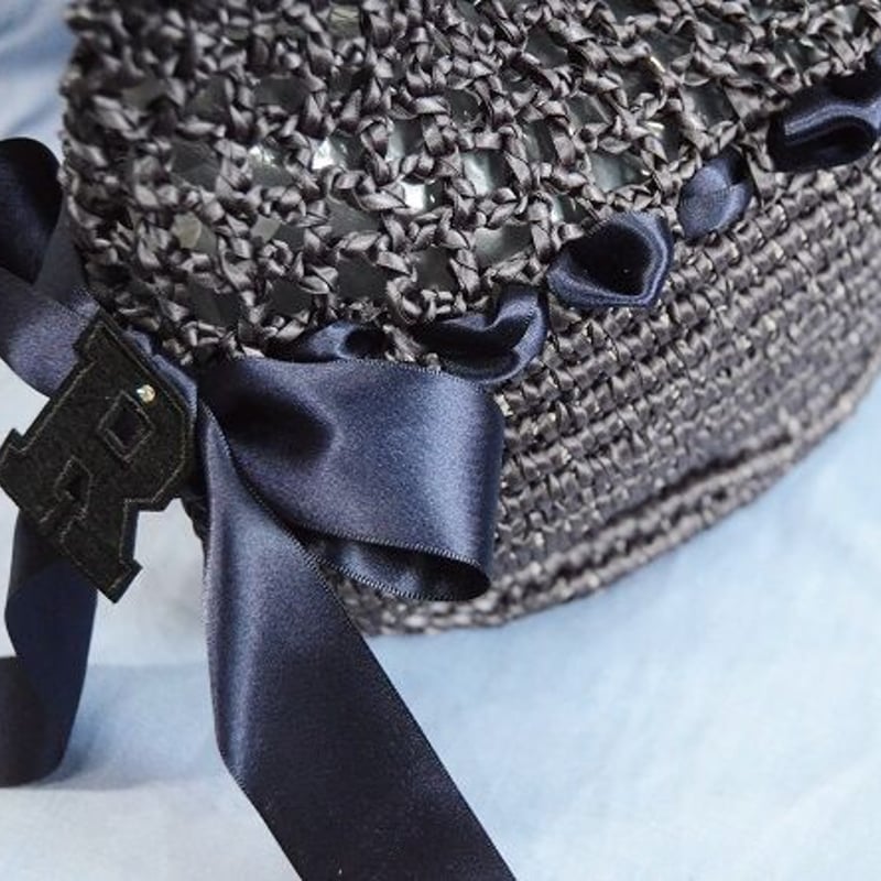 サテンリボンで手編みされたバッグをさらにリメイク・ネイビー色