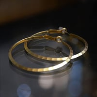 マットなゴールドのフープピアス（NEW)