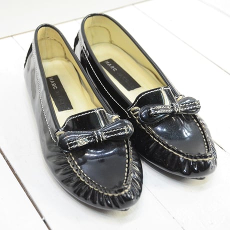 ステッチがアクセントのローファー（NEW by MARC JACOBS)