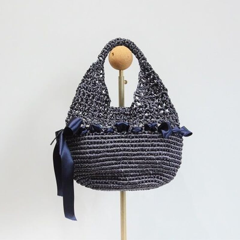 サテンリボンで手編みされたバッグをさらにリメイク・ネイビー色