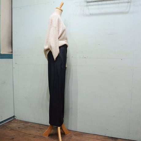 大人仕様、光沢感のあるセミワイドパンツ（NEW）