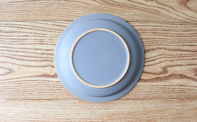 N▷400（エヌ・ヨンヒャク） リム皿 7寸 グレー | 天龍窯