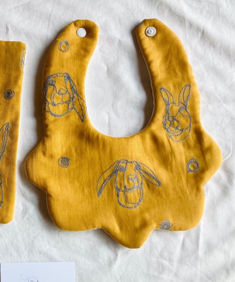 うさぎ刺繍生地のスタイ　マスタード
