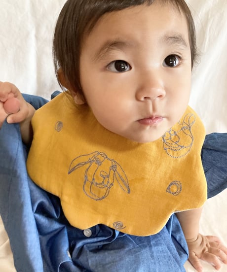 うさぎ刺繍生地のスタイ　マスタード