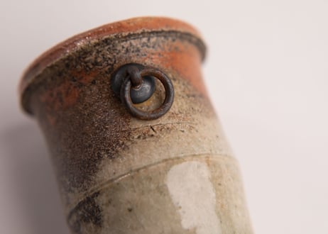 灰釉掛花入　Ash-glazed hanging flower vase　F7_01