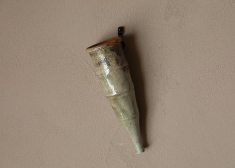灰釉掛花入　Ash-glazed hanging flower vase　F7_01